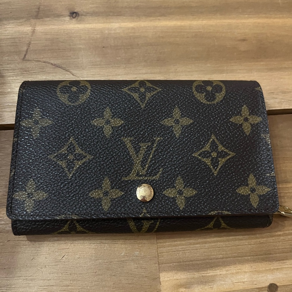 Louis Vuitton Medium Wallet